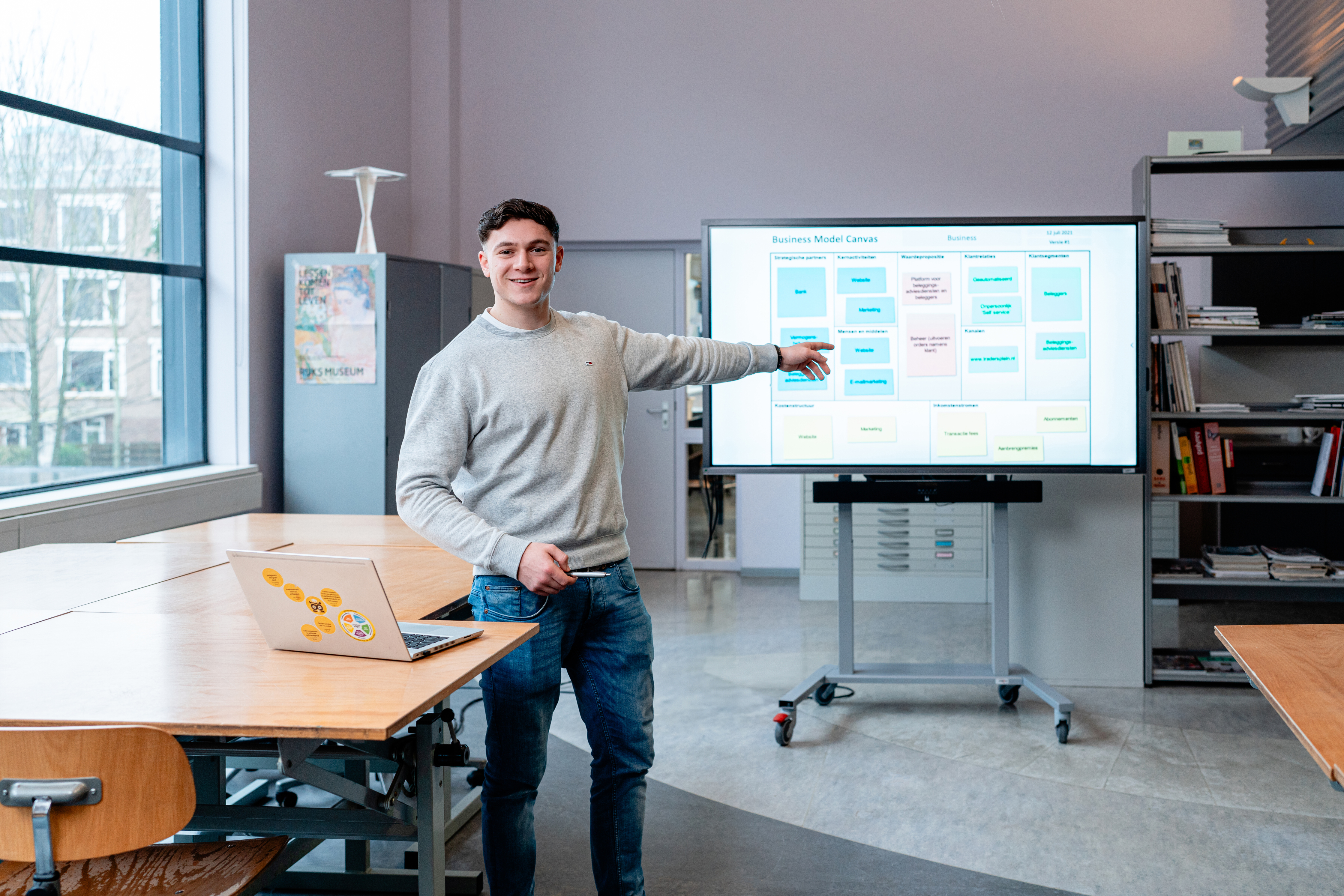 Student presenteert een ondernemersmodel op een scherm tijdens een les bij Noorderpoort.