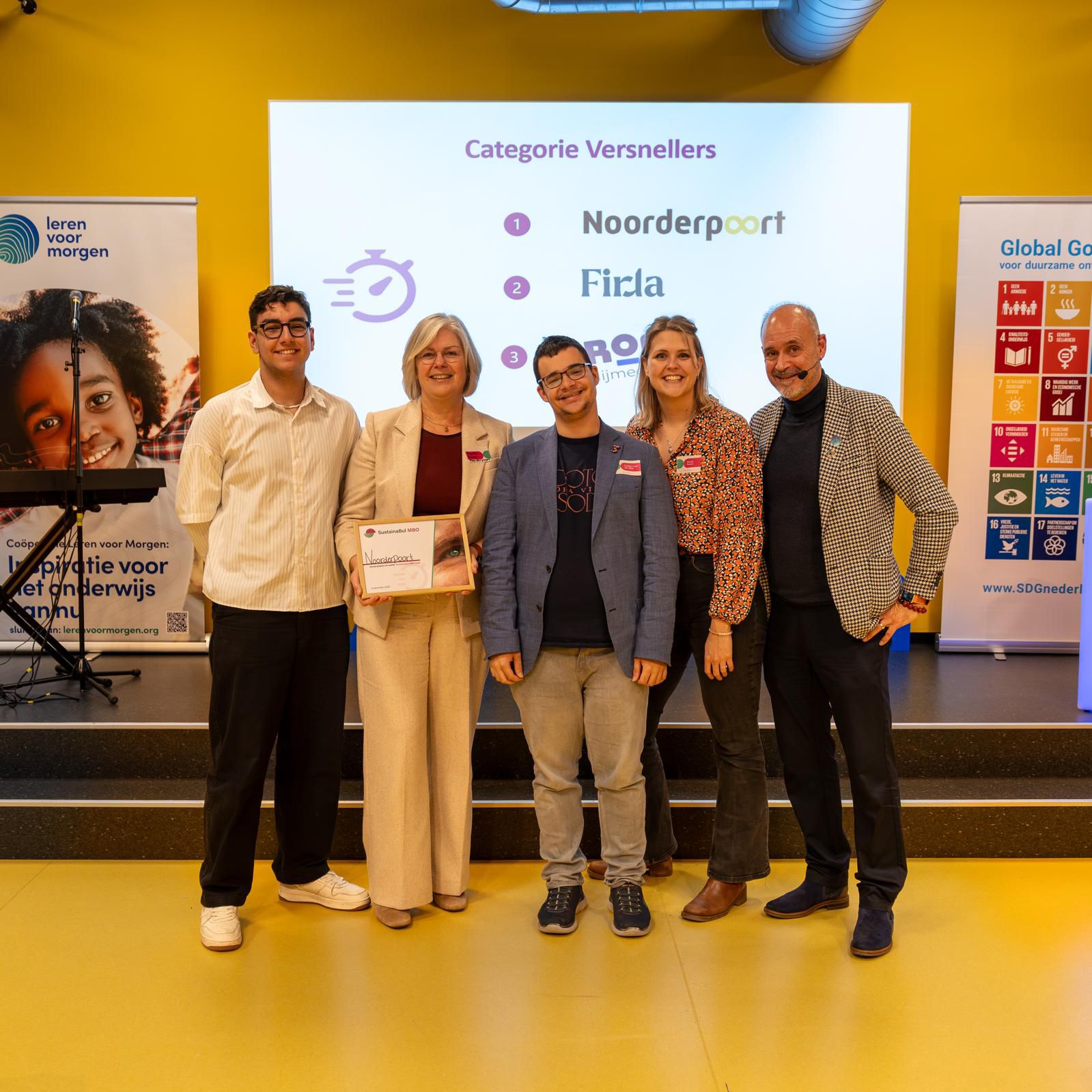 Groep medewerkers van Noorderpoort ontvangt een certificaat tijdens een uitreikingsovereenkomst voor versnellingsprojecten.