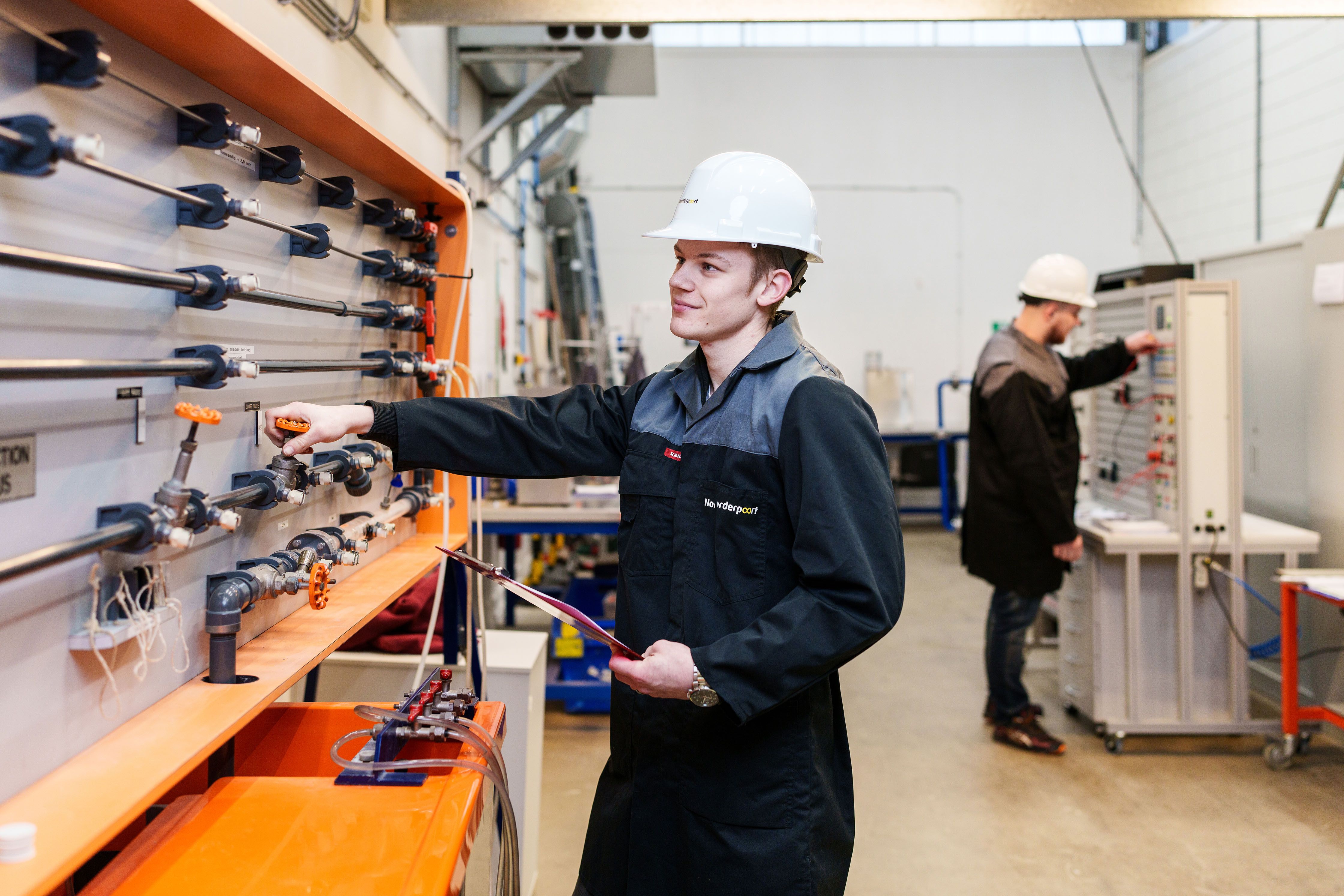 Student werkt met meetinstrumenten in een technische leeromgeving gericht op mechanisch operator.
