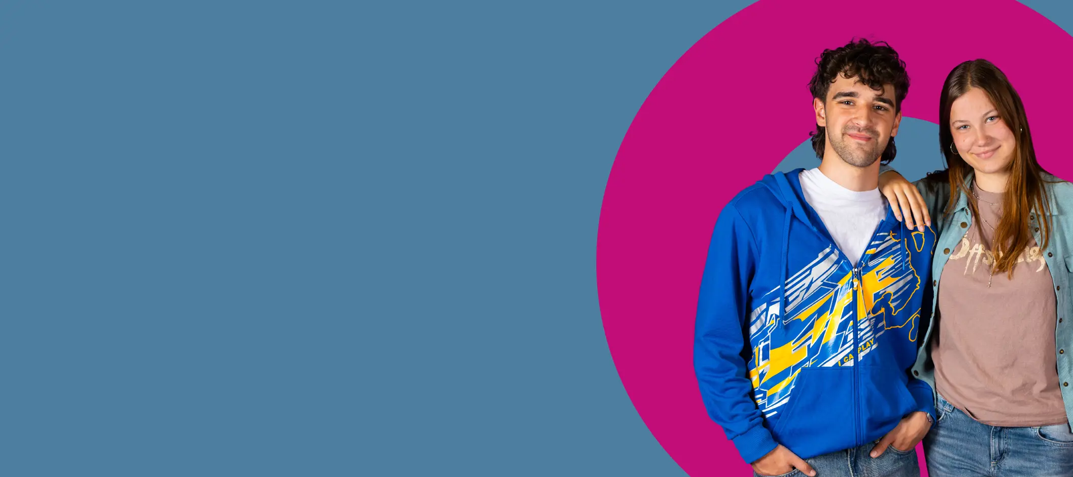 Twee jongeren, toekomstige studenten, die samen staan en enthousiast naar opleiding en ontwikkeling kijken