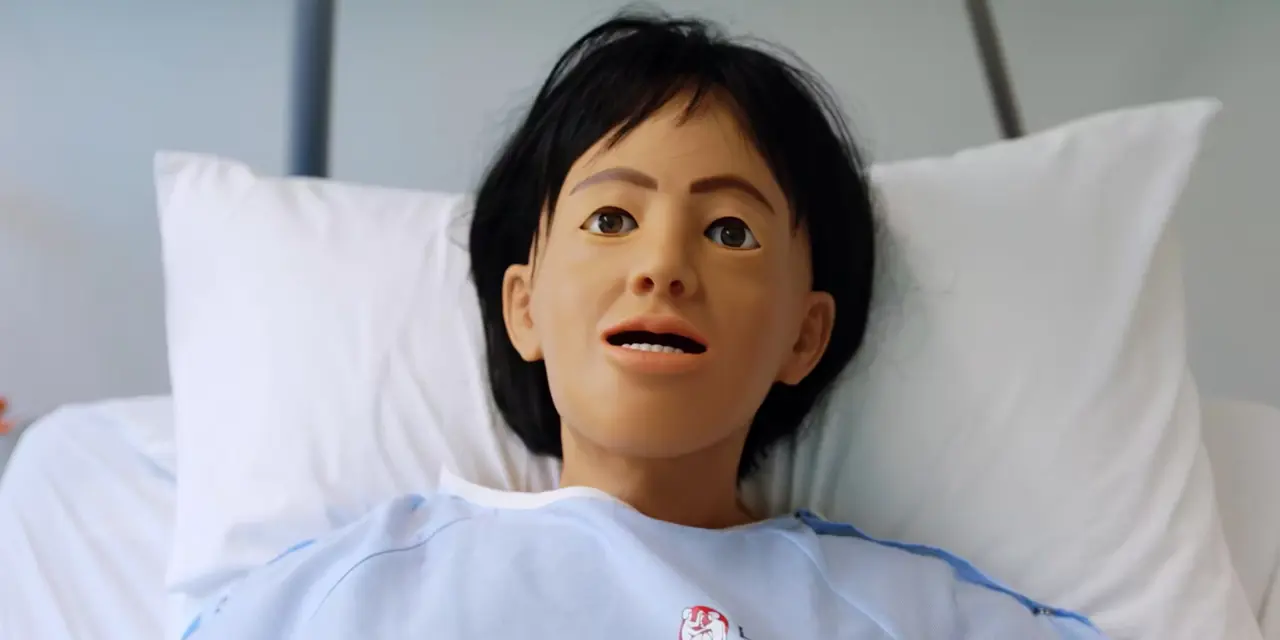 Simulatiepop op ziekenhuisbed gebruikt voor verpleegkundige praktijkopleiding bij Noorderpoort