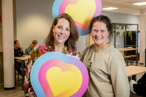 Twee medewerkers van het Liefde en Seksloket Veendam in een gesprekomgeving, promoten ondersteuning rond relaties en seksualiteit.