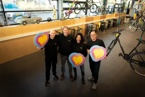 Team fietstechniek in werkplaats toont passie voor fietsen en inspireert toekomstige vakmensen