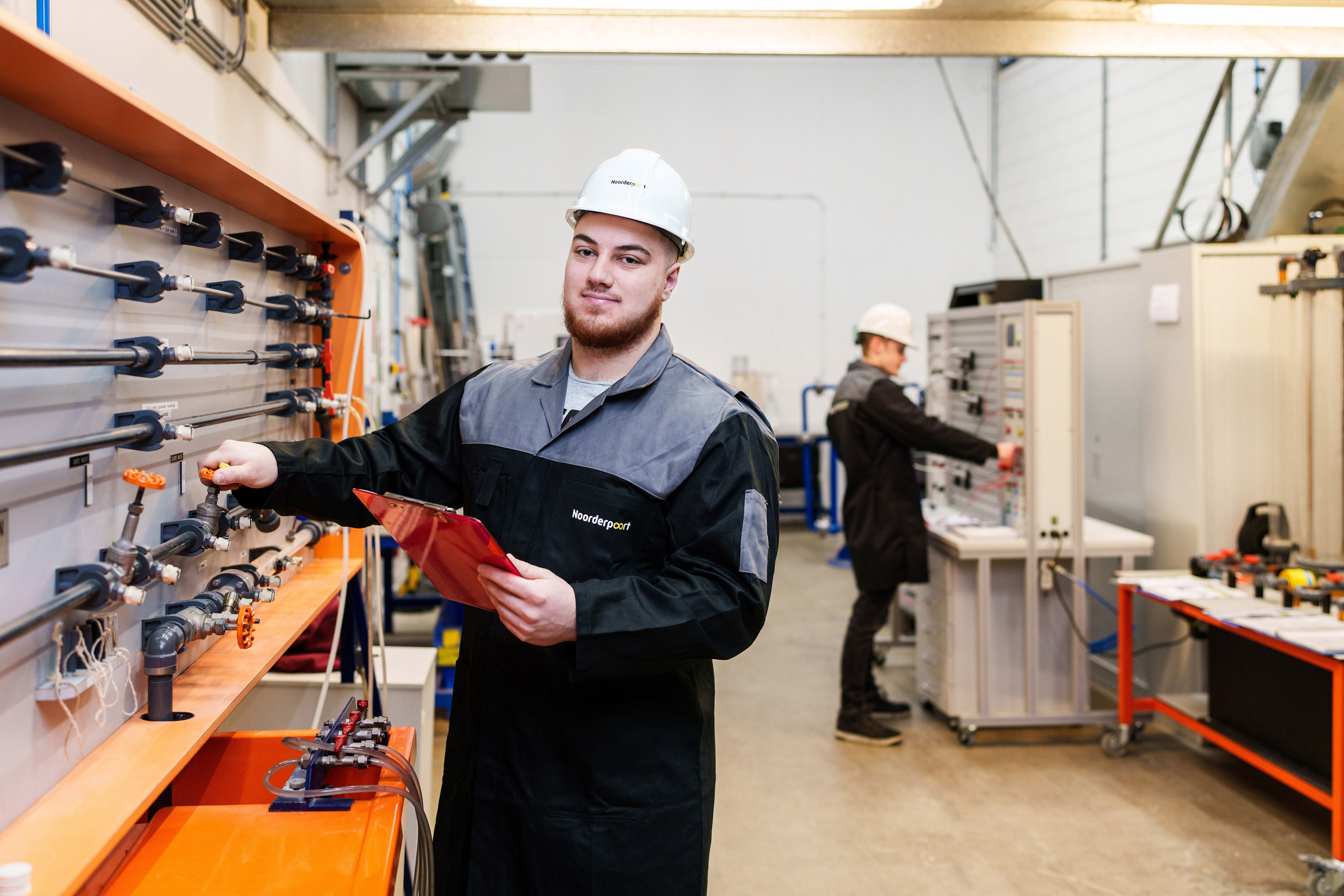 Student mechanisch operator werkt met meetapparatuur in een praktijkruimte van Noorderpoort